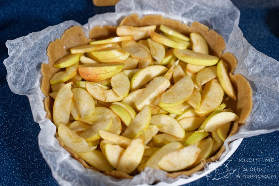 Linecký koláč s jablky - na plátky pokrájená jablka rozprostřeme po těstě