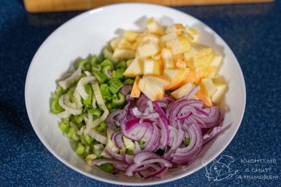 Salát z řapíkatého celeru - vše pokrájíme na drobné kostičky či plátky