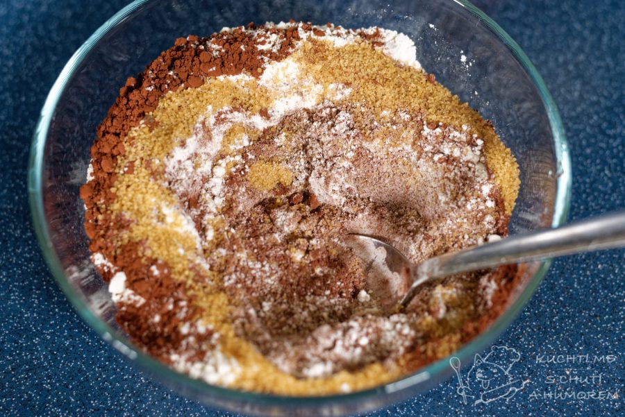 Šťavnaté cuketové brownies - sypké promícháme