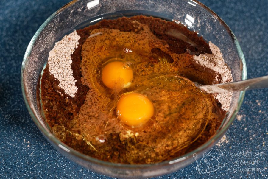 Šťavnaté cuketové brownies - přidáme vejce