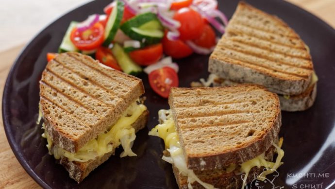 Zapečený sendvič se sýrem a kvašenou zeleninou - naprostá lahůdka