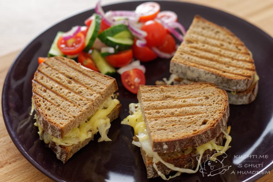 Zapečený sendvič se sýrem a kvašenou zeleninou - naprostá lahůdka