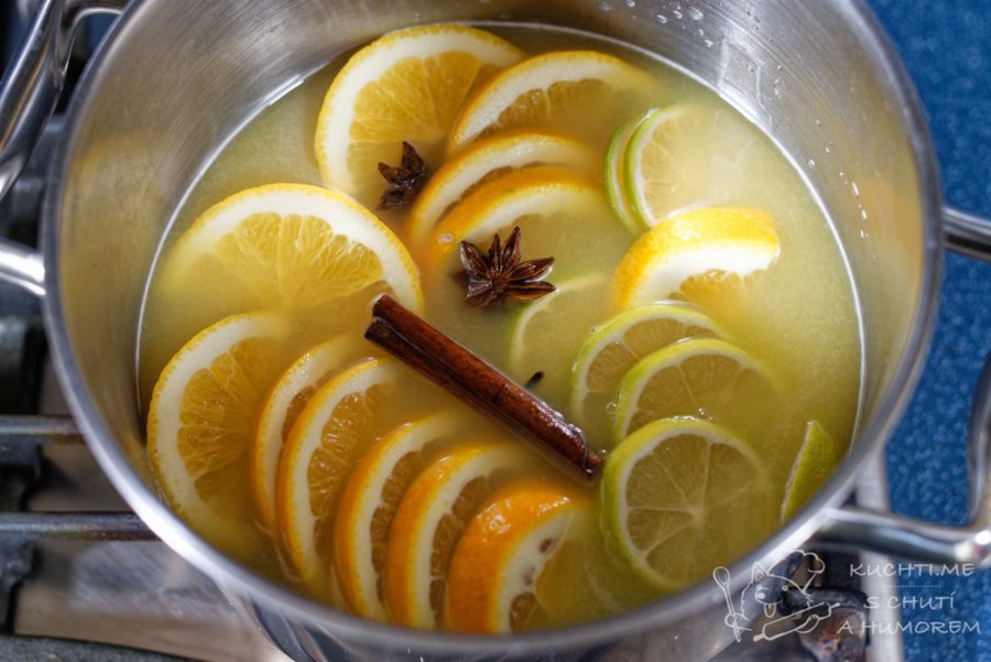 Horký vánoční punč - nakrájené citrusy přidáme také