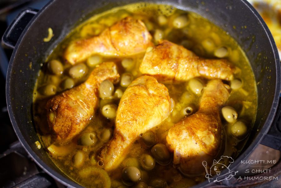 Kuře po indicku s kuskusem - podlejeme, přidáme olivy a vrátíme stehna do sosu
