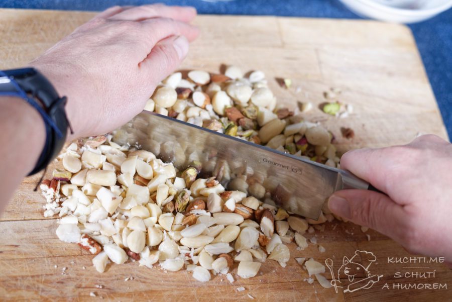 Slaná granola - ořechy si nasekáme
