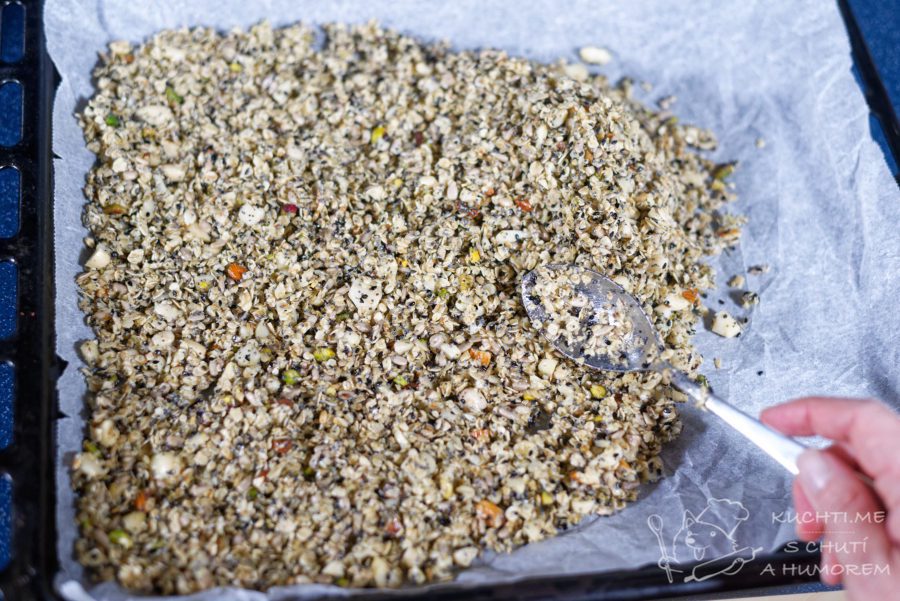 Slaná granola - směs rozprostřeme po pečicím papíru