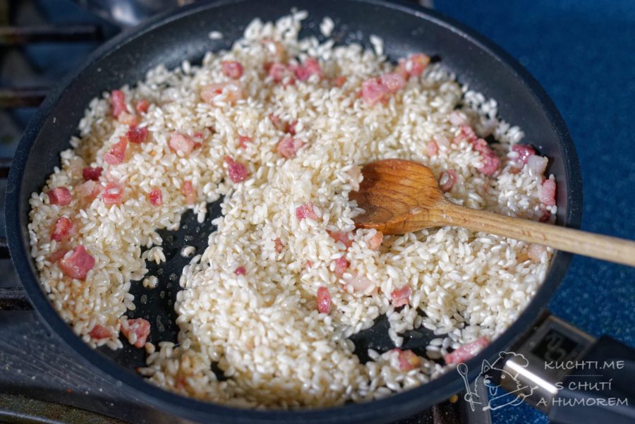Šafránové rizoto s hráškem - přidáme rýži