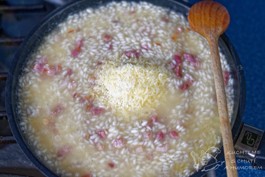 Šafránové rizoto s hráškem - parmezánek
