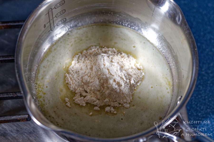 Špenátové lasagně - na másle osmažíme hladkou mouku