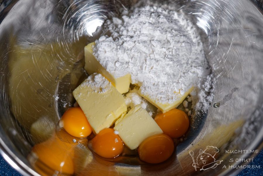 Šťavnatá tvarohová bábovka - žloutky a máslo prošleháme s cukrem