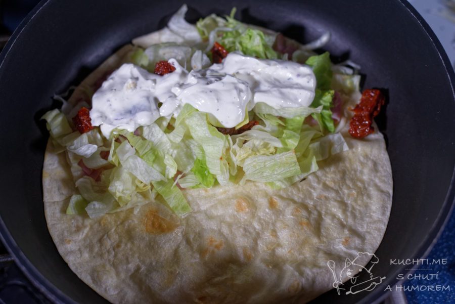 Plněná tortilla sýrem, šunkou, sušenými rajčaty a zeleninou - přidáme ochucenou kysanou smetanu