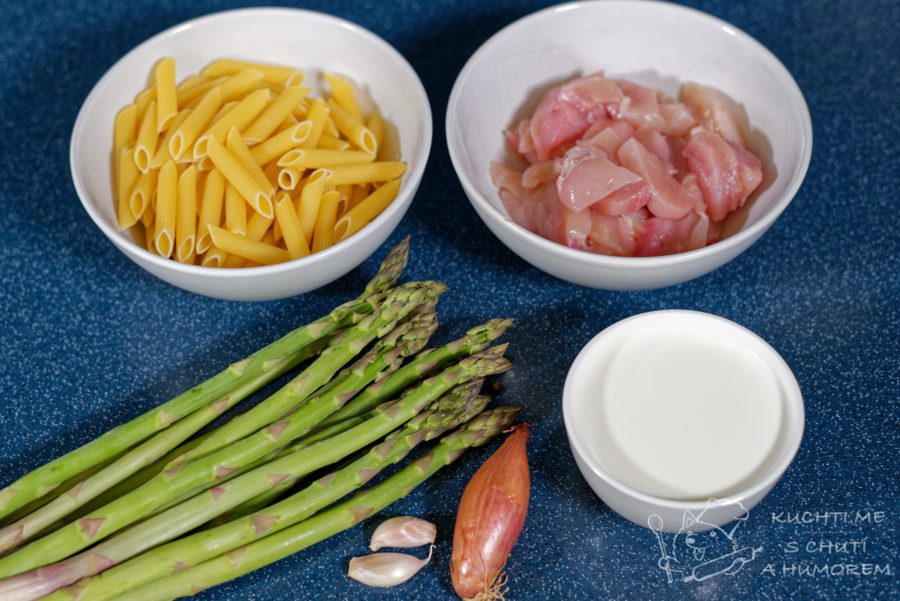 Těstoviny s chřestem a kuřecím masem - ingredience