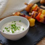 Česnekovo–jogurtový dip k dobrému masu