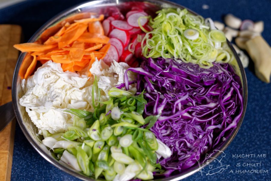 Domácí kimchi - všechnu zeleninu nakrájíme