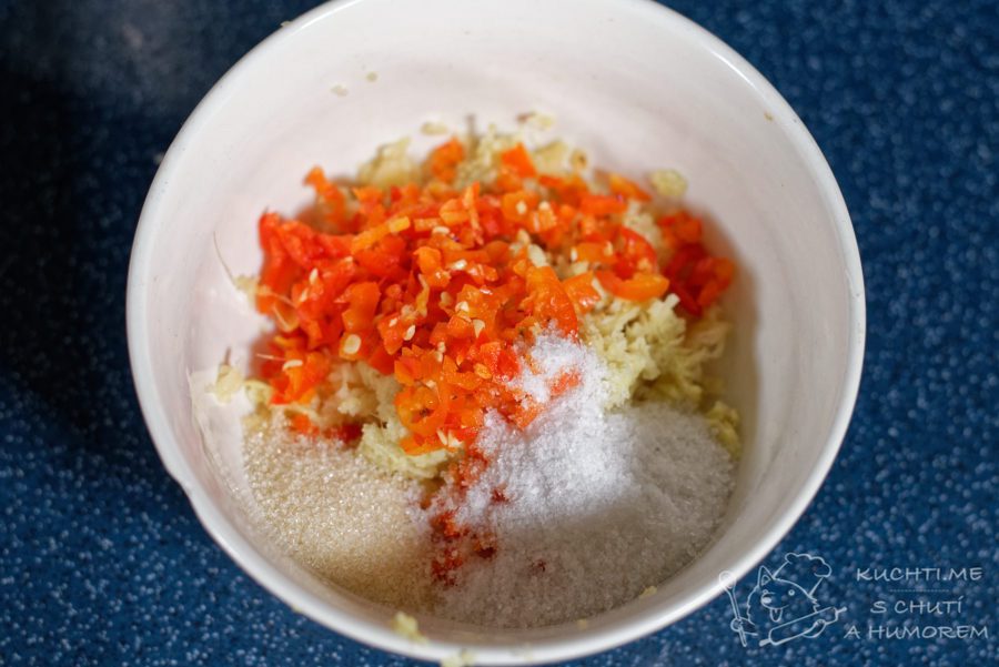 Domácí kimchi - vytvoříme si pastu, kterou vmícháme do zeleniny