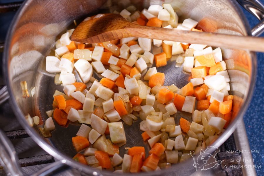Hrstková polévka - přidáme na kostičky nakrájenou zeleninu