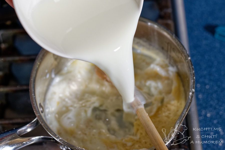 Jemná koprová omáčka s vejcem - přidáme mléko