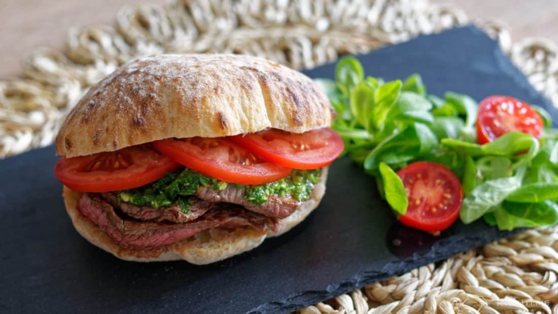 Hovězí steak na guatemalský způsob - vložíme do pity, přidáme zeleninu a chimichurri