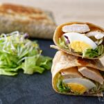 Zapečený plněný wrap s kuřecím masem a vejci