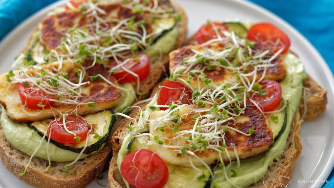 Chléb s avokádovou pomazánkou, halloumi a cuketou - neskutečná lahůdka