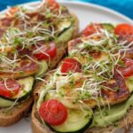 Chléb s avokádovou pomazánkou, halloumi a cuketou