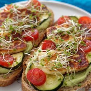 Chléb s avokádovou pomazánkou, halloumi a cuketou