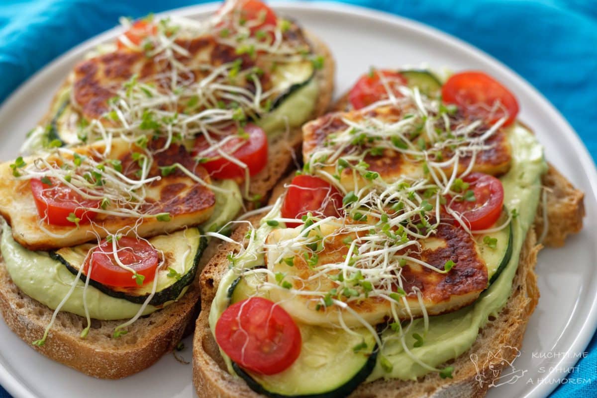 Hlavní fotka k receptu Chléb s avokádovou pomazánkou, halloumi a cuketou