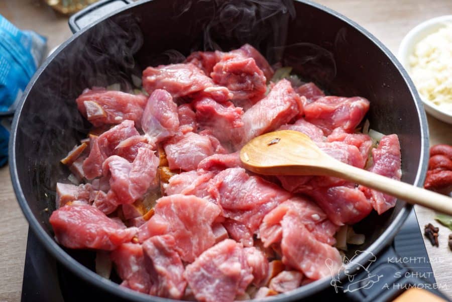 Staropolský bigos - orestujeme maso