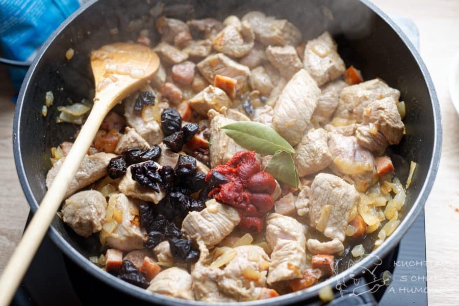 Staropolský bigos - přidáme koření, švestky a také rajčatový protlak