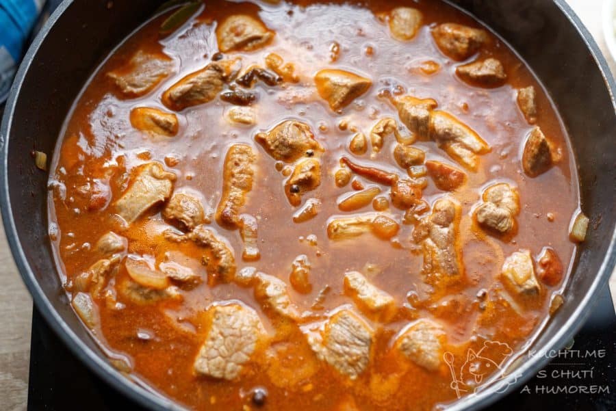 Staropolský bigos - maso necháme přibližně 40 minut vařit na mírném plameni