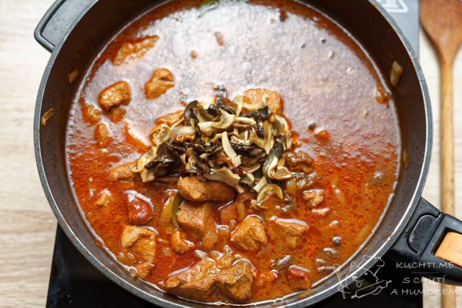 Staropolský bigos - k masu přidáme houby a necháme ještě dalších 20 minut vařit.