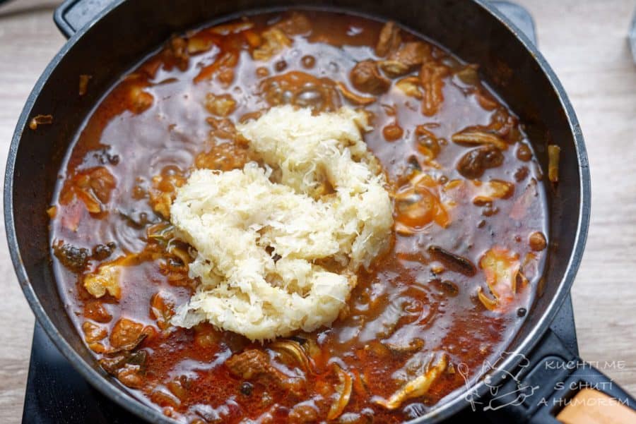 Staropolský bigos - nakonec přidáme také kysané zelí a necháme ho ještě dalších 10–15 minut vařit