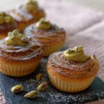 Křupavý cruffin plněný pistáciovým krémem