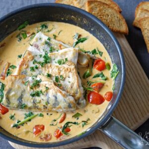 Ryba ve smetanové omáčce s rajčaty a špenátem