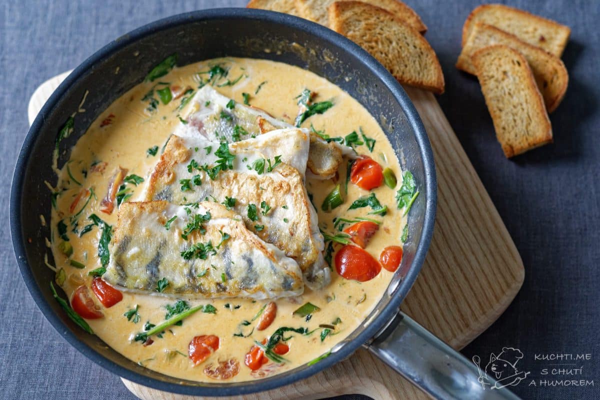 Hlavní fotka k receptu Ryba ve smetanové omáčce s rajčaty a špenátem