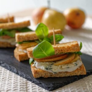 Křupavý sendvič s hruškami a sýrem