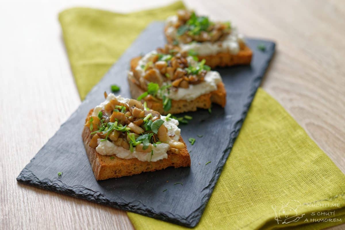 Hlavní fotka k receptu Bruschetta s hlívou ústřičnou a česnekovou ricottou