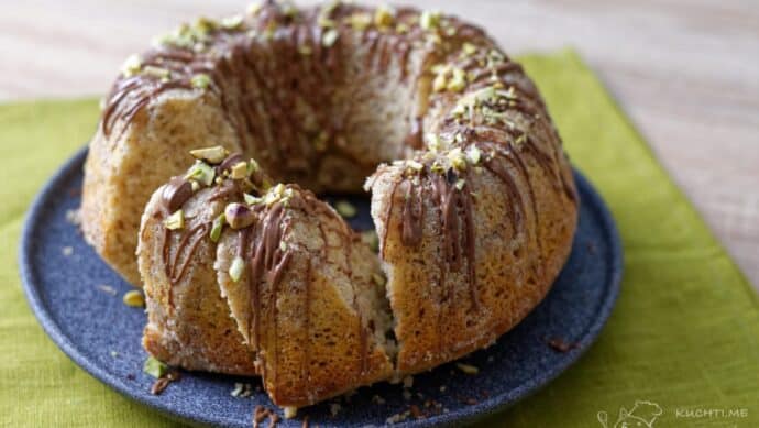 Ořechová bábovka zjemněná jogurtem - bábovce skvěle sluší čokoláda a pistácie navrch