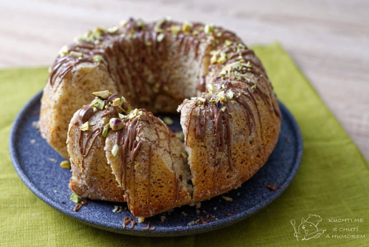 Hlavní fotka k receptu Ořechová bábovka zjemněná jogurtem