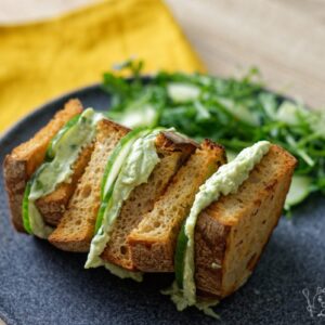 Sendvič s avokádovo-rukolovou pomazánkou