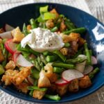 Chřestový salát s ředkvičkami, jarní cibulkou, opečen...