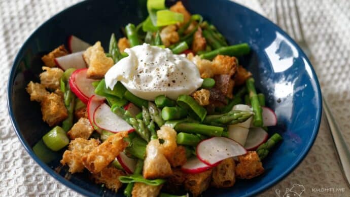 Chřestový salát s ředkvičkami, jarní cibulkou, opečeným chlebem a burratou - přidáme burratu a je hotovo