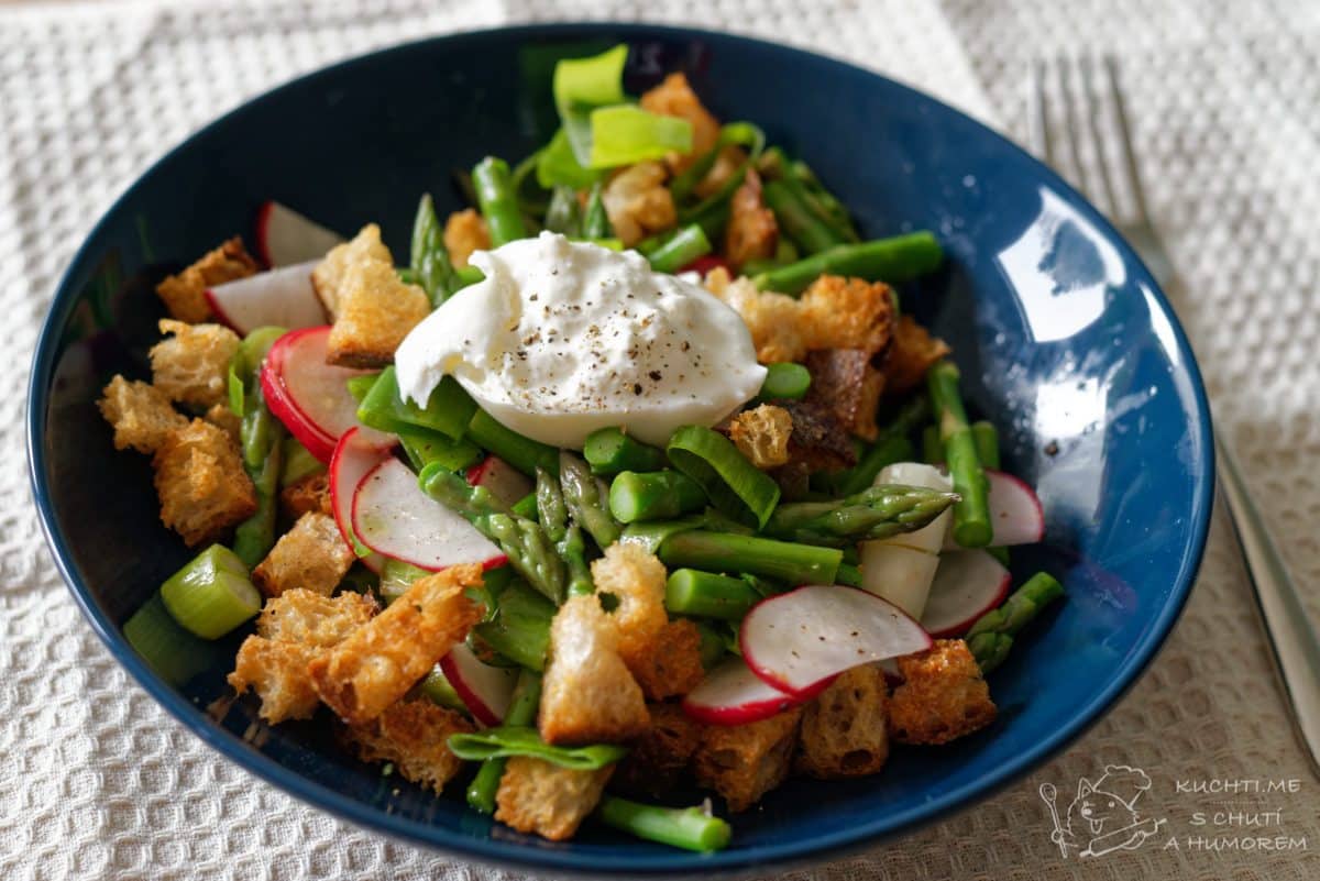 Hlavní fotka k receptu Chřestový salát s ředkvičkami, jarní cibulkou, opečeným chlebem a burratou