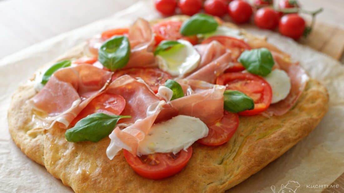 Focaccia s prosciuttem, rajčaty a mozzarellou - čerstvá rajčata, mozza a k tomu prosciutto