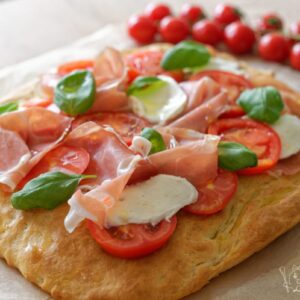 Focaccia s prosciuttem, rajčaty a mozzarellou