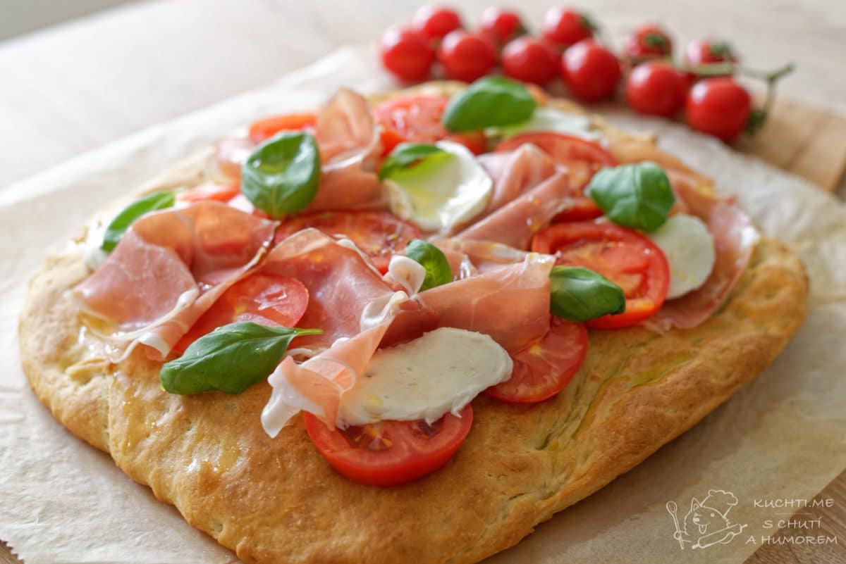 Hlavní fotka k receptu Focaccia s prosciuttem, rajčaty a mozzarellou