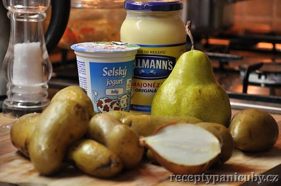 Bramborový salát s hruškou - Přípravíme si brambory, hrušku, cibuli, jogurt a majonézu