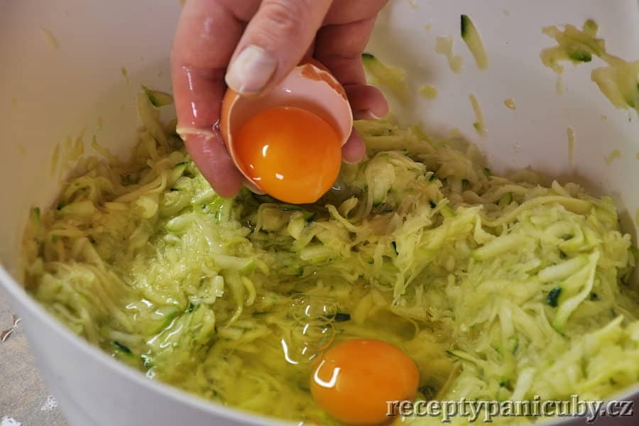 Cuketové bramboráky - rozklofneme vejco