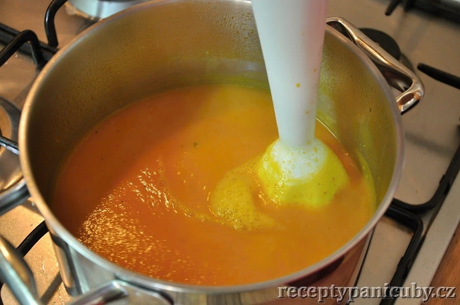 Dýňová polévka - dýni se zeleninou rozmixujeme