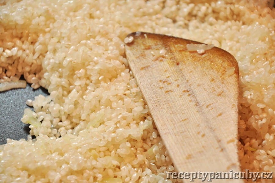 Parmezánové rizoto - pak přidáme rýži a osmažíme ji